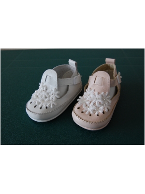 レースのお花が一杯ついた牛革、ベビーシューズ(予約商品）出産お祝い